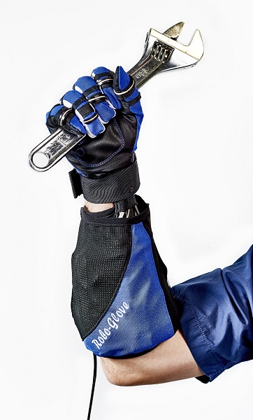 Rukavice RoboGlove napodobňujú svaly, nervy a šľachy ľudskej ruky a dodajú svojmu nositeľovi extra silné uchopenie