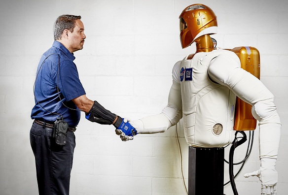 Vývojári z General Motors a NASA pracovali niekoľko rokov na technológii robotických rukavíc RoboGlove, ktoré sa z vesmíru dostanú aj ku nám na Zem