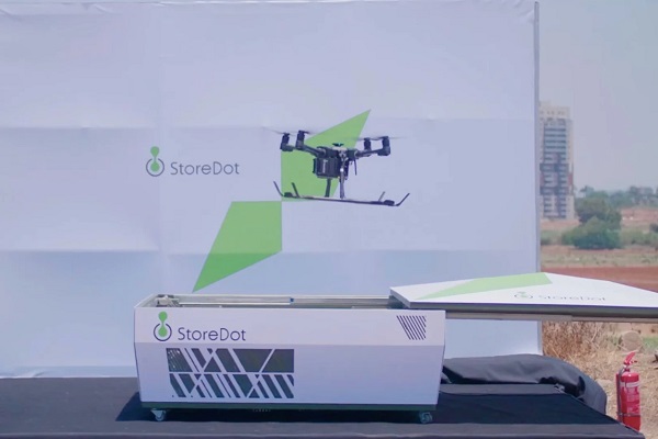 Dron s batériou FlashBattery vzlieta z autonómnej nabíjacej stanice StoreDot.