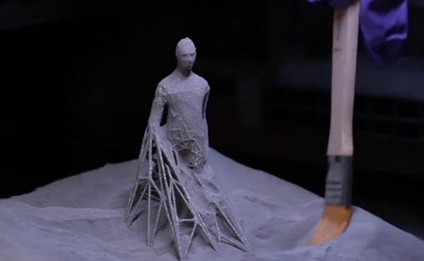 3D vytlačený objekt sa odstraňuje z tlačiarne.