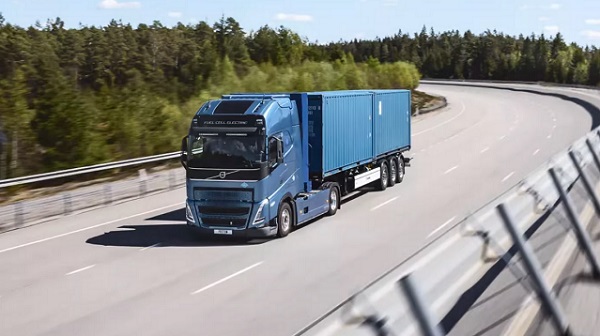 Spoločnosť Volvo Trucks začala testovať nákladné vozidlá s vodíkovými palivovými článkami a plánuje ich uviesť na trh ešte v tomto desaťročí.