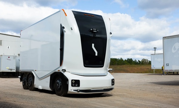 Autonómne nákladné elektrické vozidlo Einride T-pod  preváža tovar medzi výrobným závodom a skladom, pričom pristavovanie a nakladanie / vykladanie tiež prebieha autonómne.