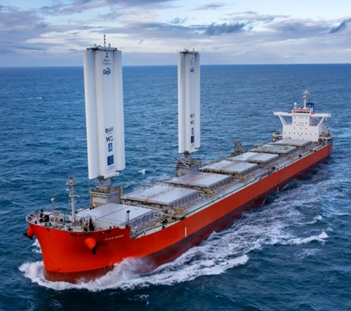 Nákladná loď Pyxis Ocean s automatizovanými plachtami WindWing.