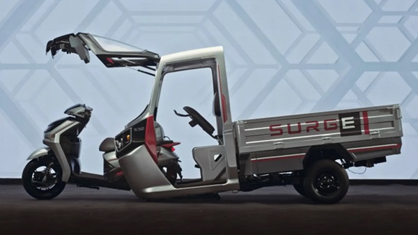 Plne elektrické modulárne vozidlo Surge S32 kombiuje rikšu s odnímateľným skútrom.
