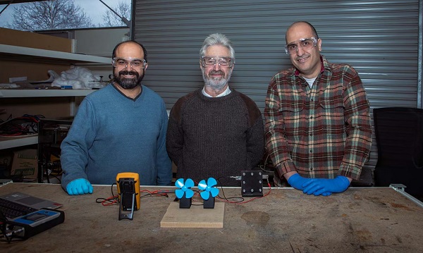Dr. Shahin Heidari (vľavo), profesor John Andrews a Dr. Seyed Niya s ukážkou protónovej batérie prevádzkujúcej dva malé ventilátory v laboratóriu RMIT.