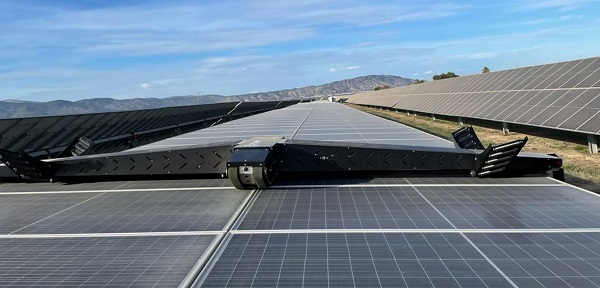 Spoločnosť Enel Green Power objednala 150 autonómnych čistiacich robotov SandStorm pre svoje solárne farmy v španielskej Totane a Las Corchas.