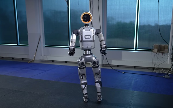 Nový plne elektrický humanoidný robot Atlas od Boston Dynamics.