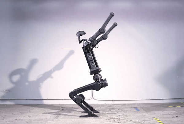 Unitree H1 ako prvý humanoidný robot spravil salto vzad bez použitia hydrauliky.