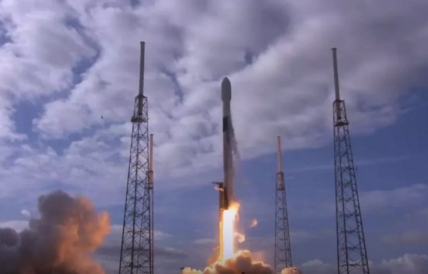 Raketa Falcon 9 v rámci misie Transporter-1 vyniesla naraz na obežnú dráhu rekordných 143 satelitov.