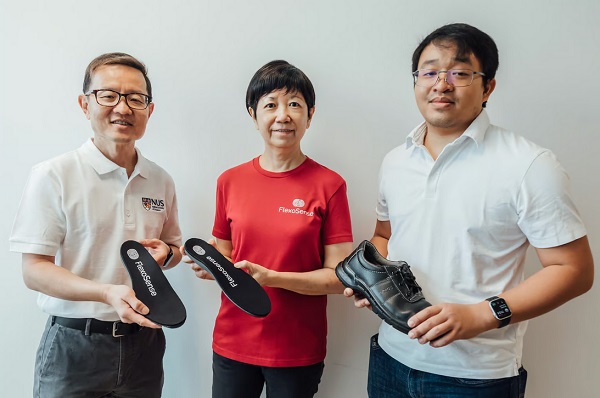 (zľava) Prof. Lim Chwee Teck z Národnej univerzity v Singapure spolu s Chia Lye Pengovou zo spoločnosti FlexoSense a Markom Francisom De Leonom.