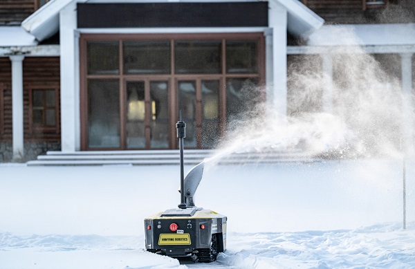 Autonómny robot na odpratávanie snehu Snowbot S1.