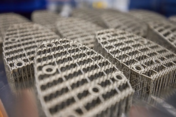 BMW Group vyrába prispôsobené pláty s hrotmi pomocou pokročilej technológie 3D tlače.