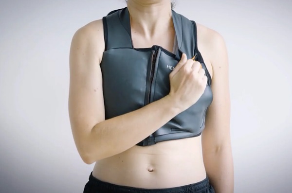 Nízkoprofilová plavecká záchranná vesta s airbagmi Hexoray SwimVest.