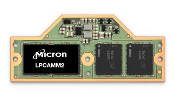 Pamäťový modul LPCAMM2 od spoločnosti Micron Technology.