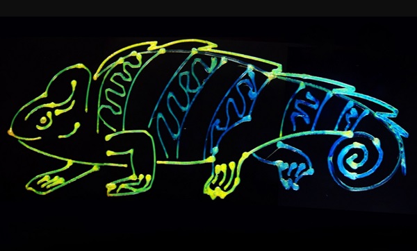 Viacfarebný chameleón vytlačený ako ukážka technológie.