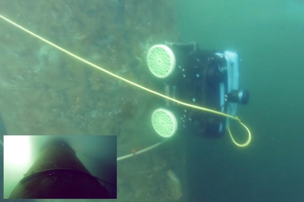 Podvodný robot Crawfish v akcii, spolu so záznamom z jeho kamery.