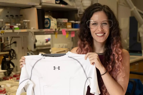 Postgraduálna študentka Lauren Taylorová z univerzity Rice s novo vyvinutým inteligentným tričkom.