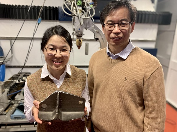 Tingting Song a Ma Qian (zľava doprava) s dielom zo zliatiny titánu vytvoreným pomocou laserovej 3D tlačiarne, ktorú tím použil na univerzite RMIT.