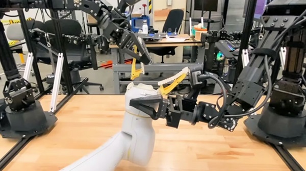 Manipulačné ramená Aloha Unleashed zriadili opravovňu robotov, ktorá tu autonómne nahrádza uchopovač iného servisného robota.