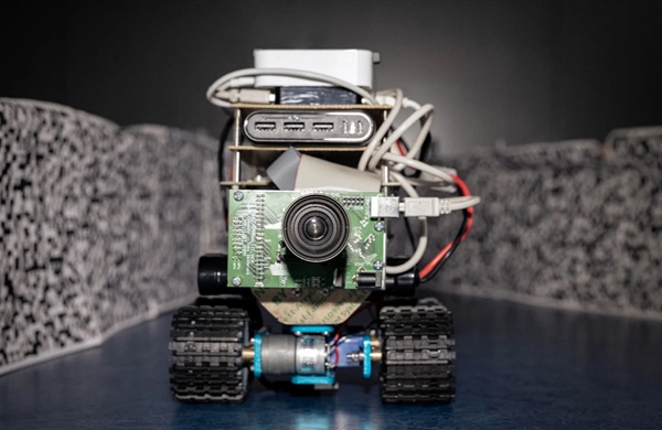 Robot, ktorý postavil výskumník Thorben Schoepe, sa počas navigačného testu vycentruje.
