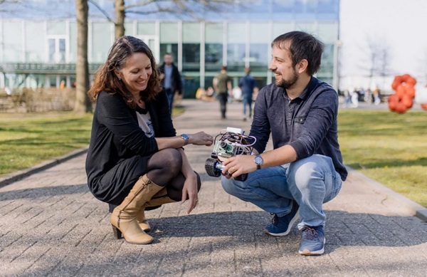 Elisabetta Chiccaová (vľavo) a Thorben Schoepe so svojím robotom navrhnutým tak, aby napodobňoval navigáciu hmyzu.