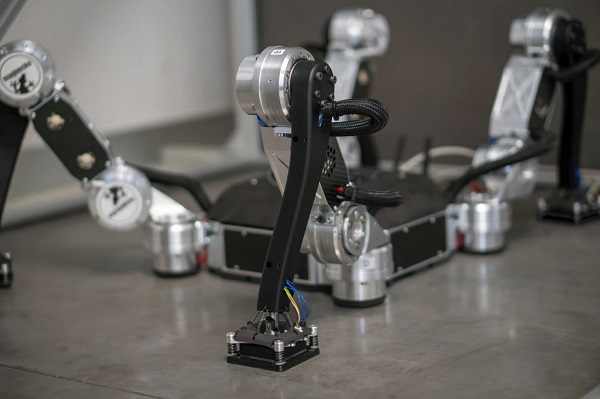 Robot môže byť vybavený rôznymi senzormi, vrátane hĺbkovej snímacej kamery.