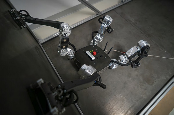 Štvornohý robot Magnecko autonómne prechádza medzi chôdzou po vodorovných a zvislých plochách.