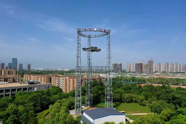 Univerzita Xidian postavila 75 metrov vysoký pozemný overovací systém na vykonávanie a testovanie všetkých fáz výroby a prenosu slnečnej energie vo vesmíre.