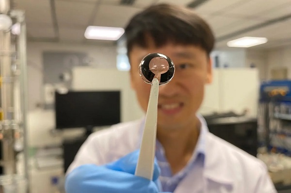 doc. prof. Lee Seok Woo s kontaktnou šošovkou vybavenou prototypovou batériou (čierna).