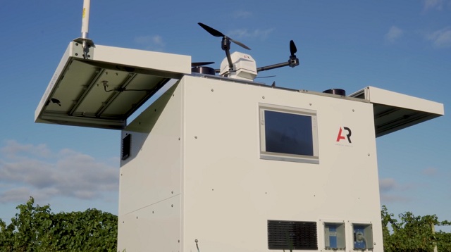 Dron Scout je autonómna kvadrokoptéra, ktorá je vybavená vizuálnymi aj multispektrálnymi kamerami a nachádza sa vo vlastnom chránenom prístrešku s jednoduchým názvom Drone Station.