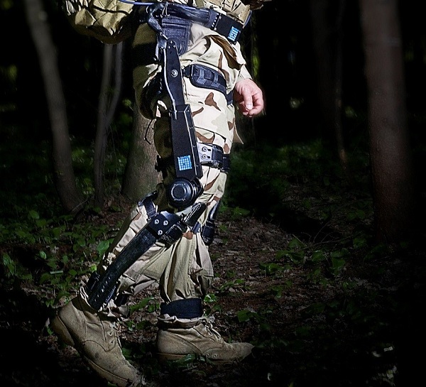 Spoločnosť Lockheed Martin vyvinula exoskeleton Knee Stress Relief Device (K-SRD), ktorý má pomôcť vojakom pri prenose výbavy na dlhých misiách.