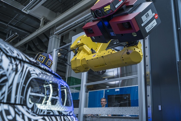 Každé robotické rameno je vybavené dvomi senzormi, ktoré zachytávajú plochu automobilov BMW
