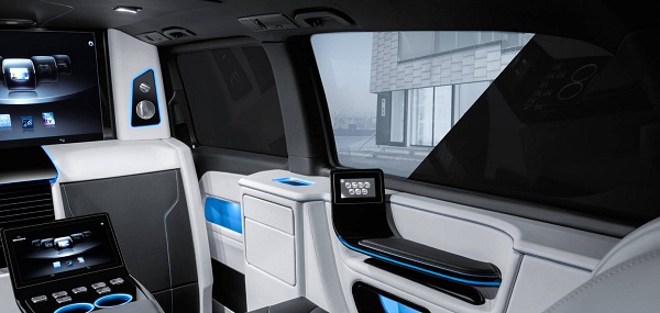 Van Brabus V-Class Business Lounge má v opierkach zabudované dotykové dipleje, ktoré slúžia pre ovládanie celého systému v interiéri vozidla