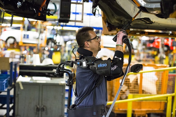 Exoskeleton EksoVest využíva systém pružín, ktoré používateľovi poskytnú nastaviteľnú pomoc pri zdvíhaní 2,2 až 6,8 kilogramu na každé jedno rameno.
