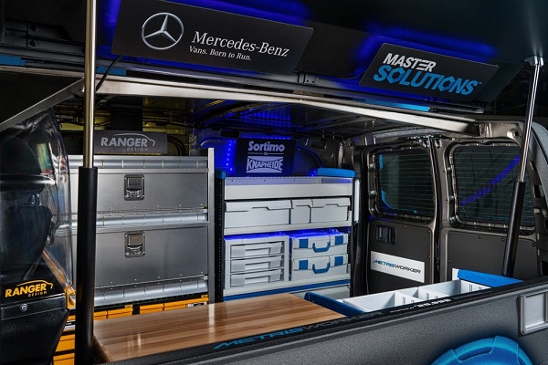 Dodávka Mercedes Metris MasterSolutions Toolbox má pridané police a skrinky, pričom jej bočná strana sa dá vyklopiť pre prístup k pracovnej ploche v dodávke