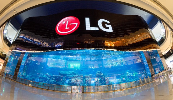 Videostena obrích rozmerov, ktorá sa nachádza v nákupnom centre Dubai Mall vedľa budovy Burdž Chalífa, bola zhotovená z 820 zobrazovacích panelov LG typu Open Frame OLED.
