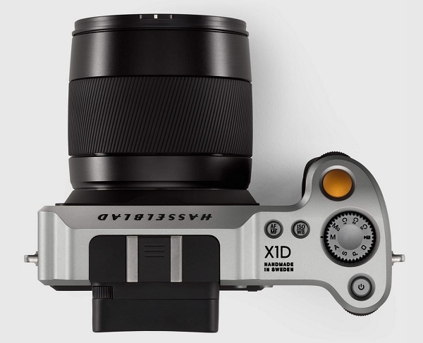 Elegantnému hliníkovému telu fotoaparátu Hasselblad X1D dominuje z prednej strany veľký objektív