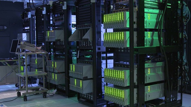 Spoločnosť Hewlett Packrad Enterprise odhalila projekt superpočítača s názvom The Machine, ktorý spracováva obrovské množstvo dát s pomocou veľkej centrálnej pamäte.