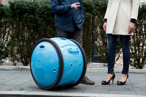 Robotický prepravný vozík Gita zvládne po plnom nabití batérie pracovať približne 8 hodín