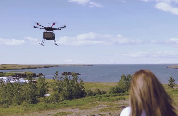 Donáškovú službu s dronmi od spoločnosti Flytrex bude realizovanať online predajca AHA v hlavnom meste Reykjavík.