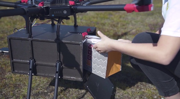 Autonómny dron Flytrex Mule dokáže prepraviť náklad s hmotnosťou 2,9 kilogramu až do vzdialenosti 10 kilometrov.