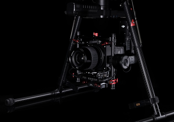 Kamera stredného formátu Hasselblad A5D je k dronu DJI M600 pripojená prostredníctvom kardanového závesu Ronin-MX