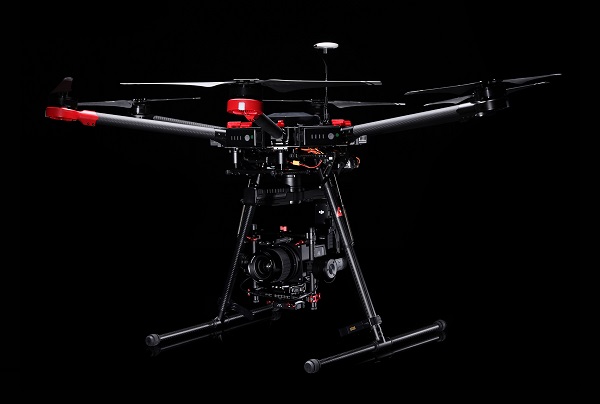 Dron DJI Matrice 600 s kamerou stredného formátu Hasselblad A5D je určený pre profesionálov