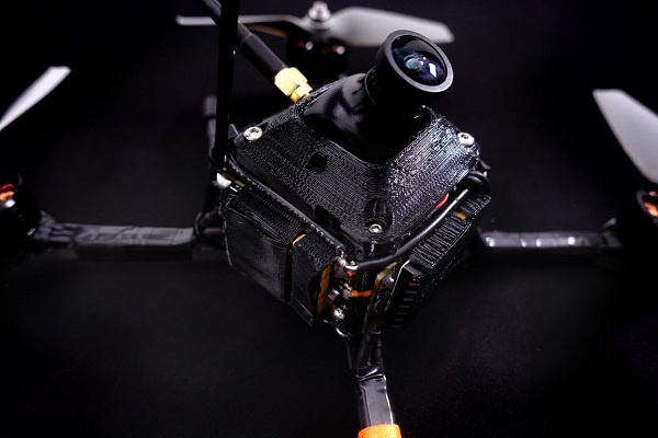 Kým sa pretekársky dron RacerX dostal do svojej finálnej podoby, prešiel si niekoľkými úpravami konštrukcie a komponentov.