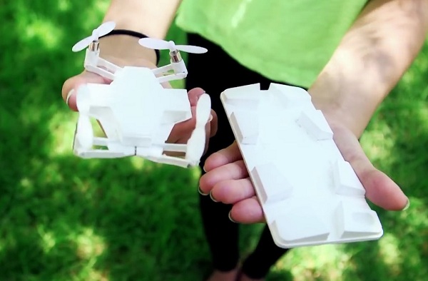 Dron Selfly sa z obalu pre smartfón jednoducho vyberie a je pripravený na použitie