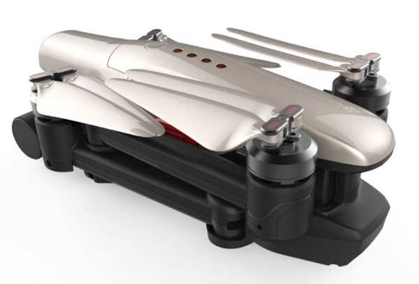 Nový dron Walkera Vitus 320 je prenosná kvadrokoptéra, ktorej ramená s čepeľami vrtúľ sa dajú sklopiť a poskladať k telu dronu tak, že sa z neho vytvorí mimoriadne kompaktné teleso.