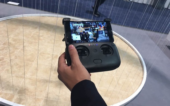Ručný diaľkový ovládač pre dron Walkera Vitus 320 má priestor pre pripevnenie smartfónu používateľa.