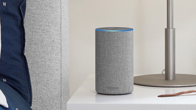 Inteligentný reproduktor Amazon Echo s funkciou digitálnej asistentky Alexa.