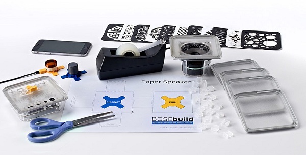 Balenie pre zostavenie bezdrôtového reproduktora Bose Speaker Cube obsahuje všetko potrebné pre mladých konštruktérov