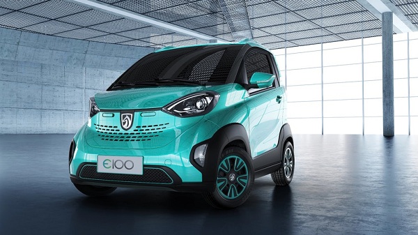 Nový elektromobil Baojun E100 vyvinula automobilka General Motors v spolupráci so štátom vlastnenou spoločnosťou SAIC, ktorá je jedným z najväčších výrobcov v Číne.